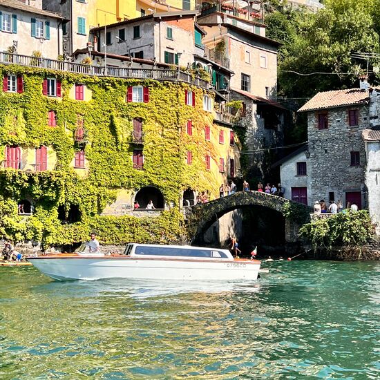 5-hour Venetian Taxi Cruise from Menaggio with Stops in Varenna and Bellagio
