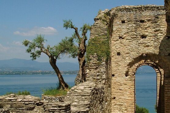 Best of Sirmione With Grotte di Catullo & Boat Tour
