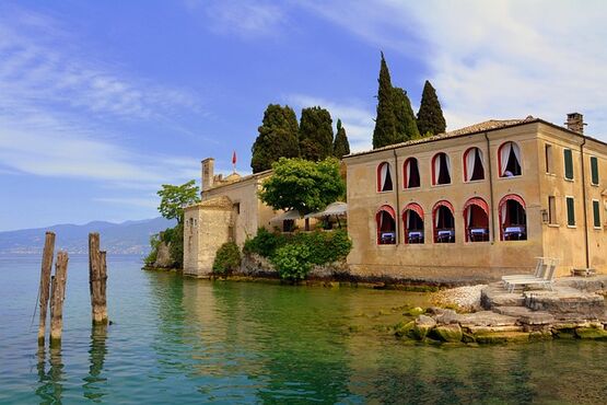 Discover Lake Garda's Gems by Boat: Punta San Vigilio and Villa Canossa