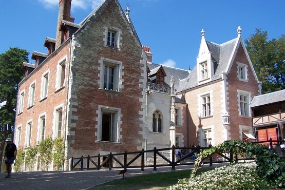 Loire Castles Full Day Guided Tour: Chenonceau and The Clos Lucé in Amboise with Lunch