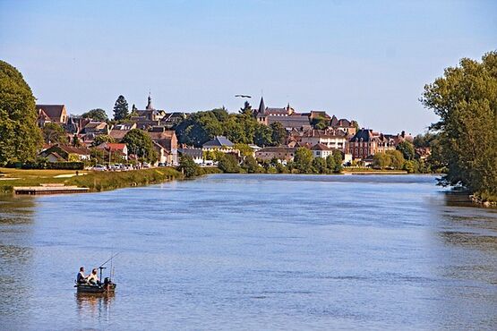 Full-day Private Guided Boat Tour on Loire River with Château de Chaumont Visit