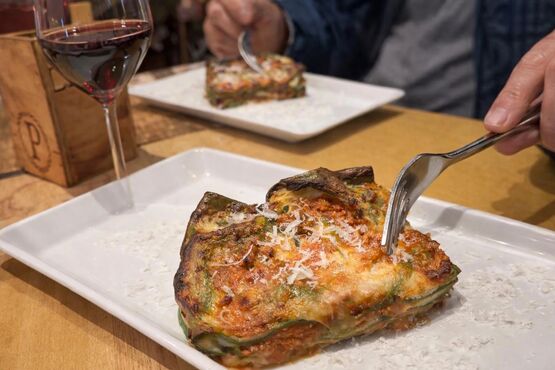 Bologna Old Town Food Tour with Traditional Lunch, Wine and Gelato